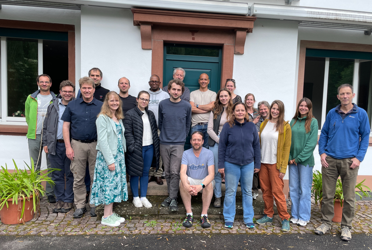 Teilnehmende des internationalen Workshops ‚Beyond movement: using auxiliary data in movement analysis‘ auf der Sattelmühle im Juli 2025