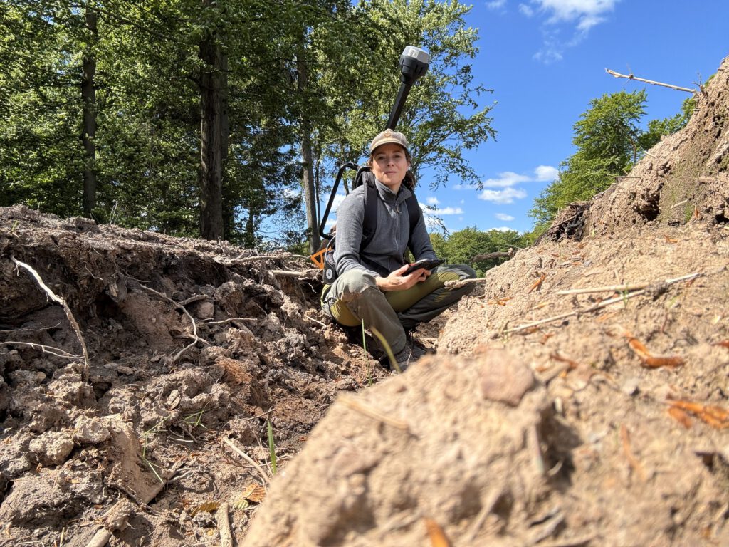 Sattelmühle-Stiftung: Feldarbeit im Forschungsprojekt: Die Vermessung von Rückegassen mit einem RTK-GNSS Empfänger liefert Referenzdaten, mit denen der Algorithmus trainiert und seine Erkennungsleistung validiert wird. Foto: T. Kempen